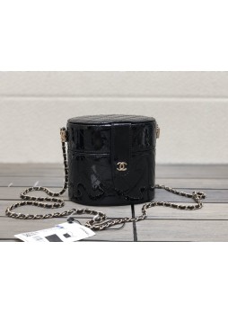 CHANEL CLUTCH WITH CHAIN      
